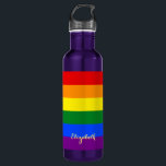 Garrafa LGBT Orgulho gay Arco-Íris Cores de Sinalizador Pe<br><div class="desc">Lindas, vibrantes e vibrantes cores da bandeira do arco-íris orgulho gay LGBT, padrão colorido de faixas geométricas, personalizado, script de tipografia de ouro fino elegante, na moda chic legal, leve, resistente a fissuras, à prova de derramares, garrafa de água cor roxa de aço inoxidável. Basta digitar seu nome / nome...</div>