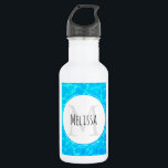 Garrafa Limpar Piscina Azul Água Foto Monograma<br><div class="desc">Garrafa de água com uma fotografia de água azul clara de piscina, com reflexos brilhantes. Um círculo branco colocado sobre o topo com o seu nome e monograma inicial.</div>