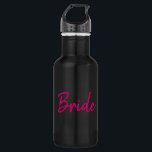 Garrafa Linda Noiva Rosa e Negra<br><div class="desc">Uma garrafa de água na moda para a noiva,  esta garrafa de água preta tem "Noiva" escrita na frente em na moda cor-de-rosa. Compre o seu hoje!</div>