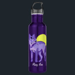 Garrafa Lobo Roxo Cheia<br><div class="desc">Um lindo,  majestoso lobo roxo parado em frente a uma lua de cheio amarela junto com seu próprio texto personalizado. Este presente animal selvagem é o presente perfeito para um amante de lobos. Personalize essas garrafas de água para seus amigos de lobo.</div>