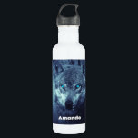 Garrafa Lobo Selvagem Mágico com Olhos Azuis Incríveis<br><div class="desc">Garrafa de água com a imagem de um lobo mágico místico parado numa floresta com neve suave a cair. São olhos azuis impressionantes que realmente chamam sua atenção.</div>