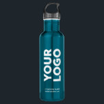 Garrafa Logotipo e texto personalizados em azul-lacrimogên<br><div class="desc">Anuncie-se com o logotipo, o slogan, o nome da empresa, o site ou outro texto personalizado em uma garrafa de água de aço inoxidável azul com marca. Substitua o logotipo de exemplo e o texto por seu na barra lateral. Os logotipos brancos ou claros funcionarão melhor com o fundo escuro....</div>