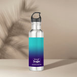 Garrafa Logotipo Elementar de Gradação de Aqua de Marinho<br><div class="desc">Apresentando nossa notável garrafa de água de aço inoxidável, um acessório de na moda moderno feito à perfeição para mantê-lo hidratado em qualquer lugar! Com o seu design moderno e elegante, esta garrafa de água não só é funcional, como também adiciona um toque de sofisticação à sua rotina diária. Personalize...</div>