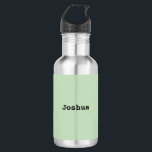 Garrafa Luz Verde Sage Minimal Simples Nome Personalizado<br><div class="desc">Esta garrafa de água de aço inoxidável na cor verde sage apresenta um design minimalista elegante. Basta clicar em 'Personalizar' para adicionar o nome de sua escolha. Ideal para trabalho,  viagens ou escola.</div>