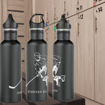 Garrafa Mapas Pretos e Brancos em Torno do Monograma do Jo<br><div class="desc">Apresentando esta garrafa de água personalizada do tema do hóquei. Você está procurando uma forma única e personalizada de honrar e celebrar seu jogador de hóquei no gelo? Não olhe mais! Esta garrafa de água personalizada, com um revestimento cativante em torno do design de hóquei no gelo, é o tributo...</div>