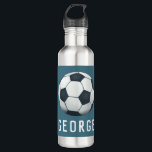 Garrafa Meninos Jovens do Esporte Azul Moderno<br><div class="desc">Esta garrafa de água de aço fofa e moderna apresenta uma ilustração da bola de futebol com um fundo azul e espaço para você adicionar seu nome e número de camisa (ou idade!). Perfeito para amantes do esporte ou um atleta promissor. Excelente para crianças ou adultos, o presente perfeito de...</div>