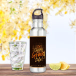 Garrafa Moderna Tan Mulher Vencedora Grace Nome da vida Br<br><div class="desc">A garrafa personalizada de água de aço inoxidável "I'm Living the Grace Life" apresenta uma tipografia moderna, com uma silhueta feminina vencedora expressando uma vibração vencedora com fundo marrom e listras coloridas complementares. Faça desta expressão sua personalização com o seu ou o nome de um presente! Este é um excelente...</div>