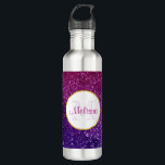 Garrafa Monograma das pedras brilhantes cor-de-rosa e púrp<br><div class="desc">Uma garrafa de água com um rico e um design elegante com um fundo composto por pedras cintilantes rosa e roxo. Tendência e vibração feminina. Um círculo com uma borda faux-gold-foil colocada sobre cima com o seu monograma e dentro de nome.</div>