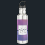 Garrafa Monograma de Abstrato Roxo e Rosa Modernos<br><div class="desc">Garrafa de água monogramada com um fundo na moda moderno. Cores cor-de-rosa e roxo girando em torno de criar um efeito elegante de gradiente. Um quadrado em camadas acima com seu dentro de texto.</div>