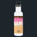 Garrafa Monograma de Cone de Sorvete de Corte<br><div class="desc">Esta design divertida apresenta um cone de waffle cheio de chocolate rico, morango e molho de baunilha. Personalize-o com o seu nome e nome iniciais. Perfeito por adicionar um doce toque à sua rotina de hidratação, esta garrafa de água não só é funcional, como também é uma deliciosa expressão da...</div>