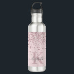 Garrafa Monograma de Diamante Dourado Rosa Rosa Cor-de-ros<br><div class="desc">Elegante, Sparkle Luxury, Glam, Girly faux rosa diamond confetti personalizado garrafa de água monograma personalizada em rosa pincelado em pó. Apresenta um falso brilho cor-de-rosa cor-de-rosa com brilho de ouro e um confete de diamantes brancos. Belo nome modelo em letra de letra caligráfica com letras de mão, com traços. Adicione...</div>