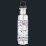 Garrafa Monograma de padrão de Flamingo e abacaxi<br><div class="desc">Uma garrafa de água com um padrão com uma vibração de verão divertida. flamingos e abacaxis cor-de-rosa,  colocados sobre um padrão listrado azul claro com folhas e corações ao redor.</div>