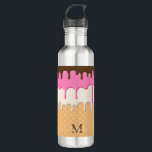 Garrafa Monograma de Waffle Cone do Sorvete de gota<br><div class="desc">Esta design divertida apresenta um cone de waffle caprichoso cheio de chocolate rico, morango fresco e molho de baunilha cremoso. Perfeito por adicionar um doce toque à sua rotina de hidratação, esta garrafa de água não só é funcional, como também é uma deliciosa expressão da sua personalidade. Fique na moda...</div>