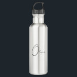 Garrafa Monograma Elegante Simples com Classe de Nome Pers<br><div class="desc">Aumente a sua experiência de hidratação com a nossa garrafa de água de Monograma Simples Elegante Personalizada Clássica. Esta garrafa de água moderna e minimalista foi projetada para aqueles que apreciam as coisas mais bonitas da vida. Apresentando seu monograma único, ele adiciona um toque pessoal aos seus rituais diários. Em...</div>