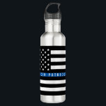 Garrafa Monograma fino da bandeira americana de Blue Line<br><div class="desc">Esta garrafa de água é a escolha perfeita para atividades dos esportes. As características de design uma bandeira americana preto e branco com uma listra azul da polícia no centro e um nome para que você personalize em uma tipografia branca moderna. A escolha perfeita para a polícia.</div>