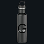 Garrafa Monograma mínimo personalizado branco preto<br><div class="desc">Garrafa de água elegante, mínima e moderna personalizada, com uma simples inicial de monograma masculino e nome que você pode editar para qualquer fonte ou cor uma única garrafa de água metálica com aparência profissional que olha para o excelente do escritório ou da escola em preto e branco clássico e...</div>