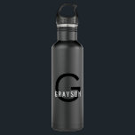 Garrafa Monograma mínimo personalizado branco preto<br><div class="desc">Garrafa de água elegante, mínima e moderna personalizada, com uma simples inicial de monograma masculino e nome que você pode editar para qualquer fonte ou cor uma única garrafa de água metálica com aparência profissional que olha para o excelente do escritório ou da escola em preto e branco clássico e...</div>