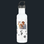 Garrafa Monograma Nome 3 Foto Colagem Moderna<br><div class="desc">Monograma Name 3 Photo Collage Trendy Modern Water Bottle apresenta uma colagem fotográfica de três de suas fotos favoritas com seu nome personalizado e monograma em um guião preto elegante. Personalize editando o texto nas caixas de texto fornecidas. Perfeito para aniversário, Natal, Dia de as mães, Dia de os pais,...</div>