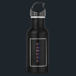 Garrafa Monograma Vertical Moderno Branco Preto<br><div class="desc">Apresentamos a nossa garrafa de água moderna e ousada, com um design de monograma vertical feito a partir de letras sobrepostas em cores marcantes. A paleta de cores vibrante e a composição única fazem deste design uma peça sobressalente, perfeita para aqueles que querem fazer uma declaração de na moda. Personalize-o...</div>