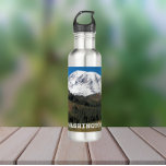 Garrafa Monte Rainier Washington Photo<br><div class="desc">Descubra a sede desta garrafa de água de aço inoxidável que mostra uma foto cênica de neve com o Monte Rainier,  Washington. Perfeito para viagem e viagens de caminhada! Selecione a cor do frasco.</div>