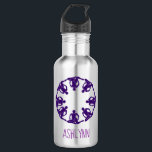 Garrafa Nadadores de Nadar Roxos SincronizadosPersonalizad<br><div class="desc">Apresenta uma ilustração simples dos nadadores sincronizados numa formação em círculo em roxo escuro com o seu nome ou outro texto abaixo em letras roxas brilhantes. Esta garrafa de água personalizada faz um presente de excelente para nadadores e treinadores de sinchro.</div>