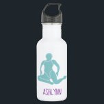 Garrafa Nadagem Aqua e Roxo Sincronizada Personalizada<br><div class="desc">Apresenta uma ilustração simples de um nadador sincronizado de solteiro em aqua ou azul-claro com seu nome ou outro texto abaixo em letras roxas brilhantes. Esta garrafa de água personalizada faz um presente de excelente para nadadores e treinadores de sinchro.</div>