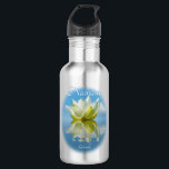 Garrafa Namaste Refletindo Lotus Flor e Nome Yoga Pequeno<br><div class="desc">Esta garrafa de água bonito foi projetada tendo em mente amantes de ioga. Apresenta um design de sereno com uma flor de lótus branca e amarela refletindo em água com ondas e ondulações e um fundo azul claro do céu ou cor de azure. A legenda diz "Namaste" com um espaço...</div>