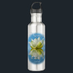Garrafa Namaste Serene Refletindo Lotus Flower & Name Yoga<br><div class="desc">Esta garrafa de água é projetada tendo em mente ioga aficionados. Apresenta um design sereno com uma flor branca de lótus refletindo em água com ondas e ondulações e um fundo azul-céu ou azul-azure. A legenda diz "Namaste" com um espaço para o seu nome. Excelente para aulas de ioga, ginástica,...</div>