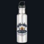 Garrafa Nascer Ao Surf Palm Trees Surfboard Logotipo Vinta<br><div class="desc">Nascer a Surf,  palmeiras,  surfboard e logo por solário em azul-marinho rústico,  garrafa d'água.</div>