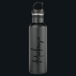 Garrafa Nome de Assinatura Moderna Preto em Preto Personal<br><div class="desc">Frasco de água monocromática preto-a-preto único e subdeclarado,  com um nome monográfico simples e personalizado do script de tendência,  que você pode editar para quaisquer fontes ou cores para design uma garrafa de água metálica elegante que olha excelente no escritório ou na escola em preto clássico e chic.</div>