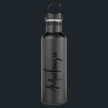 Garrafa Nome de Assinatura Moderna Preto em Preto Personal<br><div class="desc">Frasco de água monocromática preto-a-preto único e subdeclarado,  com um nome monográfico simples e personalizado do script de tendência,  que você pode editar para quaisquer fontes ou cores para design uma garrafa de água metálica elegante que olha excelente no escritório ou na escola em preto clássico e chic.</div>