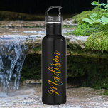 Garrafa Nome de Raparigas Douradas Chic Script Manuscrito<br><div class="desc">Uma garrafa de água inoxidável monográfica personalizada de ouro para uma garota que ama presentes simples e escritos à mão. Belo roteiro cursivo ao lado da sua garrafa soletrando seu nome.</div>