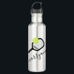 Garrafa Nome de Script Personalizado do Pickleball em<br><div class="desc">Garrafa de água de picleball personalizada com um monograma de pílula e bola e nome personalizado ou texto em uma letra monográfica elegante de script de caligrafia moderna. Presente de excelente para jovens mulheres e raparigas ou jogador de picleball adolescente com um aspecto feminino elegante e sutil e design moderno...</div>