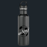 Garrafa Nome de Script Personalizado Soccer Preto Branco<br><div class="desc">Estilo de apagão - nome personalizado de script em toda garrafa de água personalizada de jogador de futebol preto-a-preto e branco com uma elegante impressão personalizada de nome monograma da bola de futebol com caligrafia feminina. Presente de excelente para meninas, adolescentes, mulheres jogadoras de futebol que amam designs modernos e...</div>