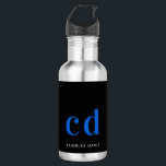 Garrafa Nome moderno do monograma azul preto<br><div class="desc">Um clássico fundo negro. Texto de cor azul e branca. Personalize e adicione suas iniciais de monograma e seu nome. Para ele e para ela.</div>