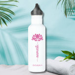 Garrafa Nome Moderno Personalizado do Flor do Lotus Colori<br><div class="desc">Namaste Pink Lotus Flor Moderno Nome Personalizado Malhação Desportiva Yoga Stainless Steel Water Bottle apresenta uma flor de lótus rosa com o texto "namaste" em moderno roteiro de caligrafia manuscrito e personalizado com seu nome. Presente perfeito para amigos e família de aniversário, Natal, Dia de as mães, melhores amigos, amantes...</div>