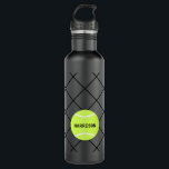 Garrafa Nome Moderno Personalizado do tênis Stainless<br><div class="desc">Garrafa de aço inoxidável preto personalizado com uma bola de tênis e um design de rede com um nome de monograma e texto personalizado,  perfeito para o jogador de tênis ou a mesclagem de equipe.</div>