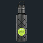 Garrafa Nome Moderno Personalizado do tênis Stainless<br><div class="desc">Garrafa de aço inoxidável preto personalizado com uma bola de tênis e um design de rede com um nome de monograma e texto personalizado, perfeito para o jogador de tênis ou a mesclagem de equipe.</div>
