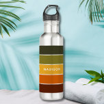 Garrafa Nome Personalizado do Bloco de Cores do outono Mod<br><div class="desc">O moderno Autumn Color Block Personalised Name (Bloco de Cores Personalizado) Stainless Steel Water Bottle (Garrafa de Água de Aço Inoxidável) apresenta um design colorido e moderno em um padrão de blocos coloridos em tons de verde, laranja, amarelo e marrom com seu nome personalizado. Perfeito como presente para Natal, aniversário,...</div>