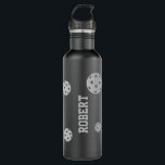 Garrafa Nome Personalizado do Pickleball Cinza Negra<br><div class="desc">Garrafa de água de pickleball preto e cinza monocromática personalizada com um simples monograma de bola e nome personalizado ou texto numa fonte de monograma desportivo retrô. Presente de excelente para homens, mulheres ou jovens ou jogadores de picleball adolescente com um visual clássico elegante e sutil e design moderno e...</div>