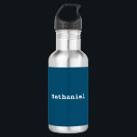 Garrafa Nome Personalizado Mínimo Simples Azul do Oceano E<br><div class="desc">Esta garrafa de água de aço inoxidável apresenta um design minimalista de na moda. Basta clicar em 'Personalizar' para adicionar o nome de sua escolha, e ele aparecerá no centro da design em um fundo azul-oceano escuro. Você poderá visualizar o resultado antes de sair.</div>