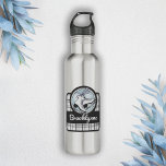 Garrafa Nome Personalizado: Modern Tartan Ice Skating<br><div class="desc">A design apresenta um par de skates de gelo sobre uma crista de floco de neve e um fundo de padrão tartano esbranquiçado. Este elegante design esportivo de inverno com texto personalizado serve como uma garrafa de água bonita,  moderna e única.</div>