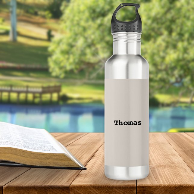 Garrafa Nome Personalizado Simples Elegante na moda Minima (A simple and stylish metal water bottle, personalized with a name on a sandy beige background)