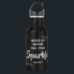 Garrafa Nunca Deixe Ninguém Puxar Sua Água Espontada<br><div class="desc">Nunca deixe ninguém apagar seu nome personalizado, garrafa de água, perfeito para quando você está mantendo ajustado, ginástica, correndo, corrida, treinamento, qualquer esporte, piqueniques no parque ou praia e enquanto está trabalhando. O tipo de fonte, o tamanho e a cor podem ser alterados clicando no link adicional Personalizar depois de...</div>