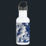 Garrafa Nuvens Puffy No Céu Azul<br><div class="desc">Um banco de nuvens brancas indefinidas se quebra em pequenas peças sábia através do quadro da fotografia vertical. O cobrir da nuvem é mais denso à esquerda e mais esparso à direita, revelando um céu azul profundo que é escuro perto do topo da foto e mais claro perto do fundo....</div>