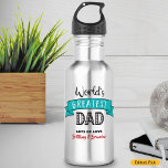 Garrafa O maior Pai do mundo, o Legal Bold Teal Banner<br><div class="desc">"O maior Pai do mundo." Diga ao Pai o que realmente pensa dele. Hora de ele apagar a sede após um exercício com uma garrafa de água legal, com tipografia moderna, vermelha e branca e uma faixa azul teal sobre fundo de aço inoxidável. Personalize com o(s) nome(s) do(s) seu(s) filho(s)...</div>