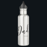Garrafa Pai de Script de dia de os pais Personalizado<br><div class="desc">Personalizou esta caneca com o seu ano estabelecido. Escrita elegante com texto personalizado faz um presente pensativo. Envie-me uma mensagem se precisar de assistência ou se tiver algum pedido especial.</div>