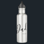 Garrafa Pai de Script de dia de os pais Personalizado<br><div class="desc">Personalizou esta caneca com o seu ano estabelecido. Escrita elegante com texto personalizado faz um presente pensativo. Envie-me uma mensagem se precisar de assistência ou se tiver algum pedido especial.</div>