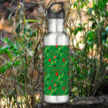 Garrafa Papoila vermelha de flores silvestres de padrão ve<br><div class="desc">Um lindo padrão verde com flores silvestres e um papoila solteiro, vibrante e vermelha. Ao lado deles está uma garrafa de água, perfeita para ficar hidratada. Este é um drinque personalizado, e especificamente, é um drinque que que que que pode ser personalizado com um nome de sua escolha. A garrafa...</div>