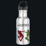 Garrafa Para Colagem de Gráficos Skateboarders<br><div class="desc">Mantenha o seu skater favorito hidratado em viagens ao parque de skates com esta garrafa de água personalizada. Apresenta ilustrações do estilo silhueta de skatistas em amarelo-mostarda,  azul-turquesa,  vermelho-escuro,  verde e laranja-ferrugem e está pronto para ser personalizado com um nome em letras coloridas de cinza carvátil.</div>